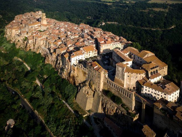 (Italiano) Nelle vicinanze di Borgo Spante: Pitigliano